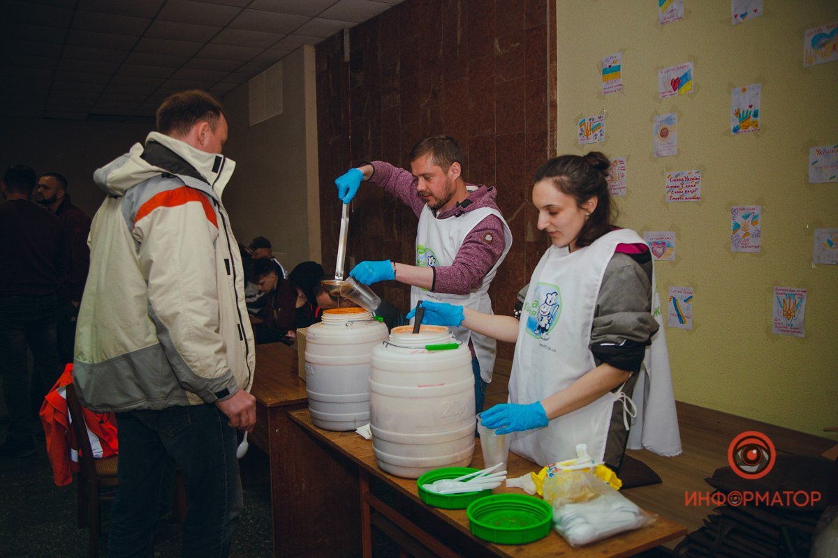 Тонны продуктов и лекарств, тысячи бронежилетов и помощь десяткам тысяч беженцев: как справляются волонтёры Днепра 7