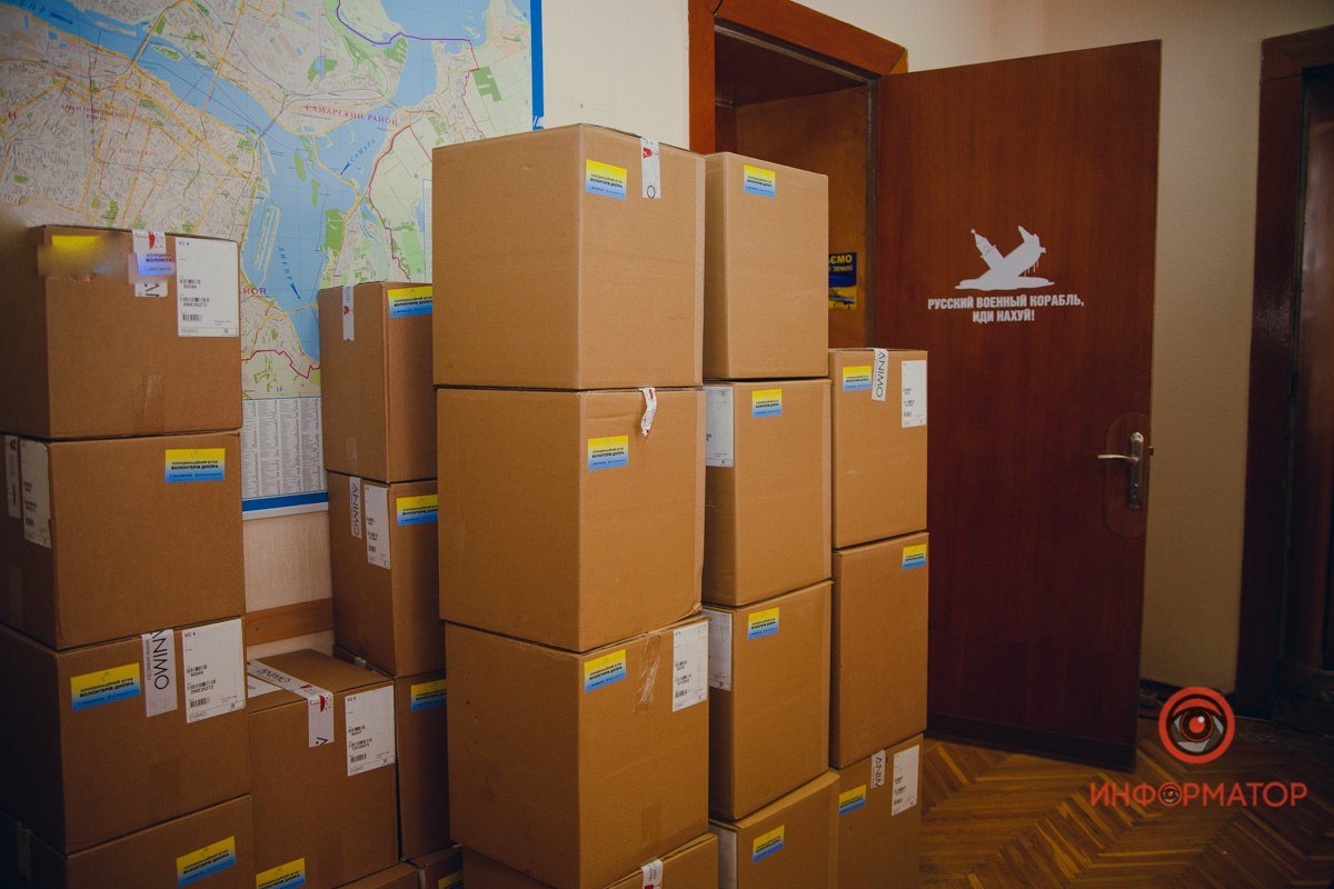 Тонны продуктов и лекарств, тысячи бронежилетов и помощь десяткам тысяч беженцев: как справляются волонтёры Днепра 6