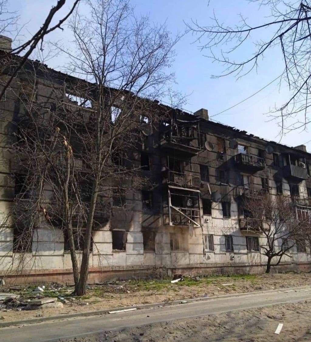 Боевики продолжают обстреливать Луганскую область: удалось спасти 21 человека и сбить российский вертолёт 2