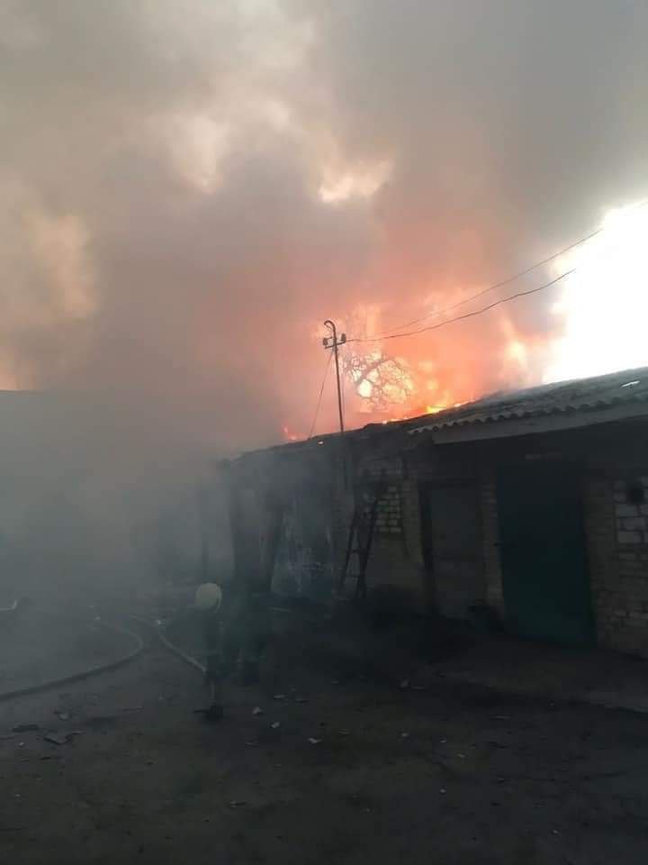 Боевики продолжают обстреливать Луганскую область: удалось спасти 21 человека и сбить российский вертолёт 3