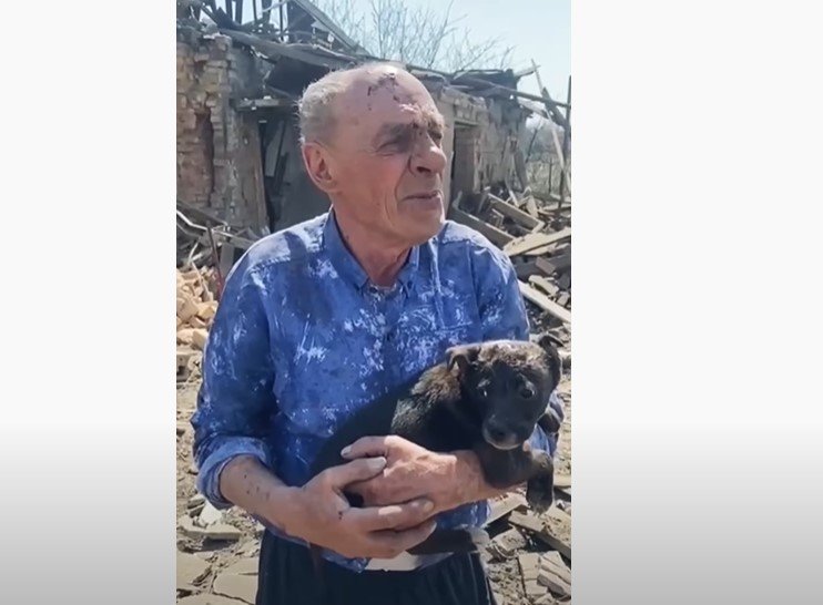 Хозяин и его спасённый щенок