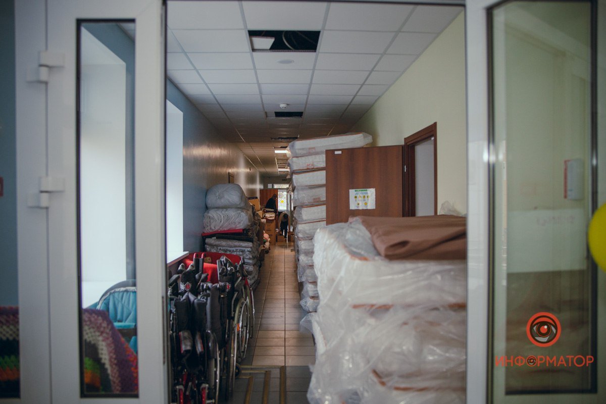 Гаряча евакуація: священик із Волоського вивозить людей з-під обстрілу 2