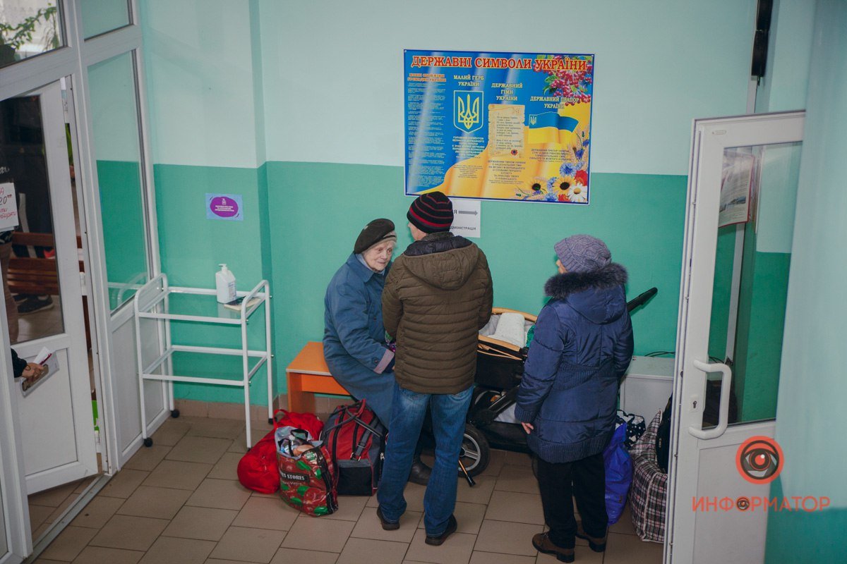 Гаряча евакуація: священик із Волоського вивозить людей з-під обстрілу 3