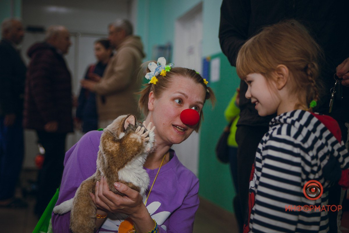 Гаряча евакуація: священик із Волоського вивозить людей з-під обстрілу 5