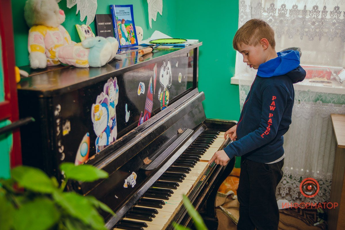 Гаряча евакуація: священик із Волоського вивозить людей з-під обстрілу 6