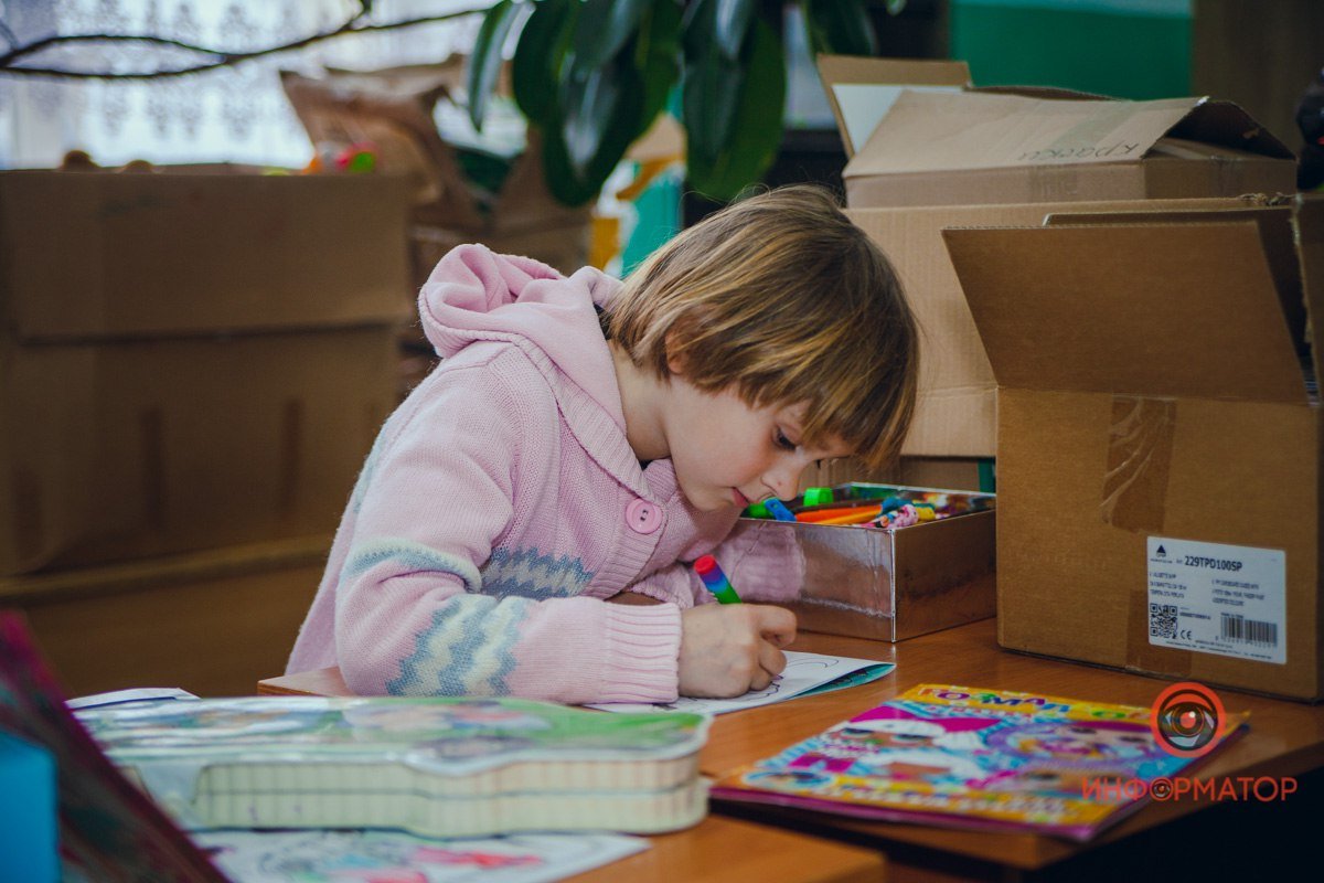 Гаряча евакуація: священик із Волоського вивозить людей з-під обстрілу 7