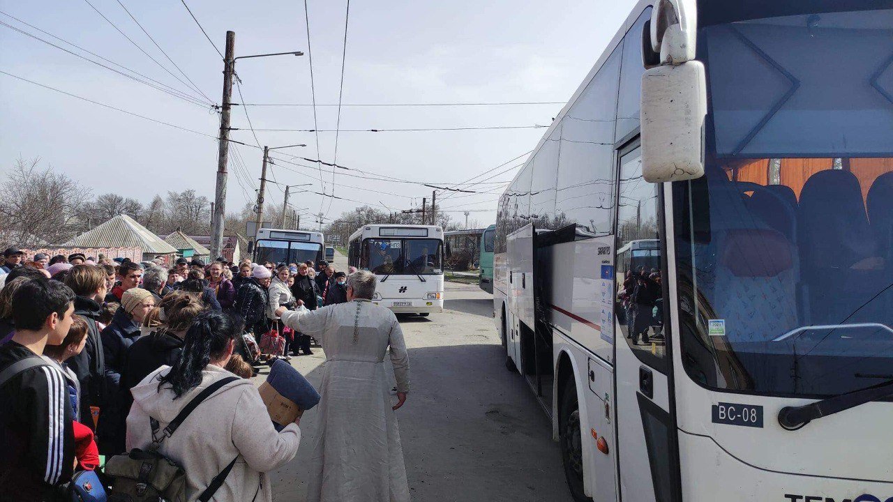 Гаряча евакуація: священик із Волоського вивозить людей з-під обстрілу 11