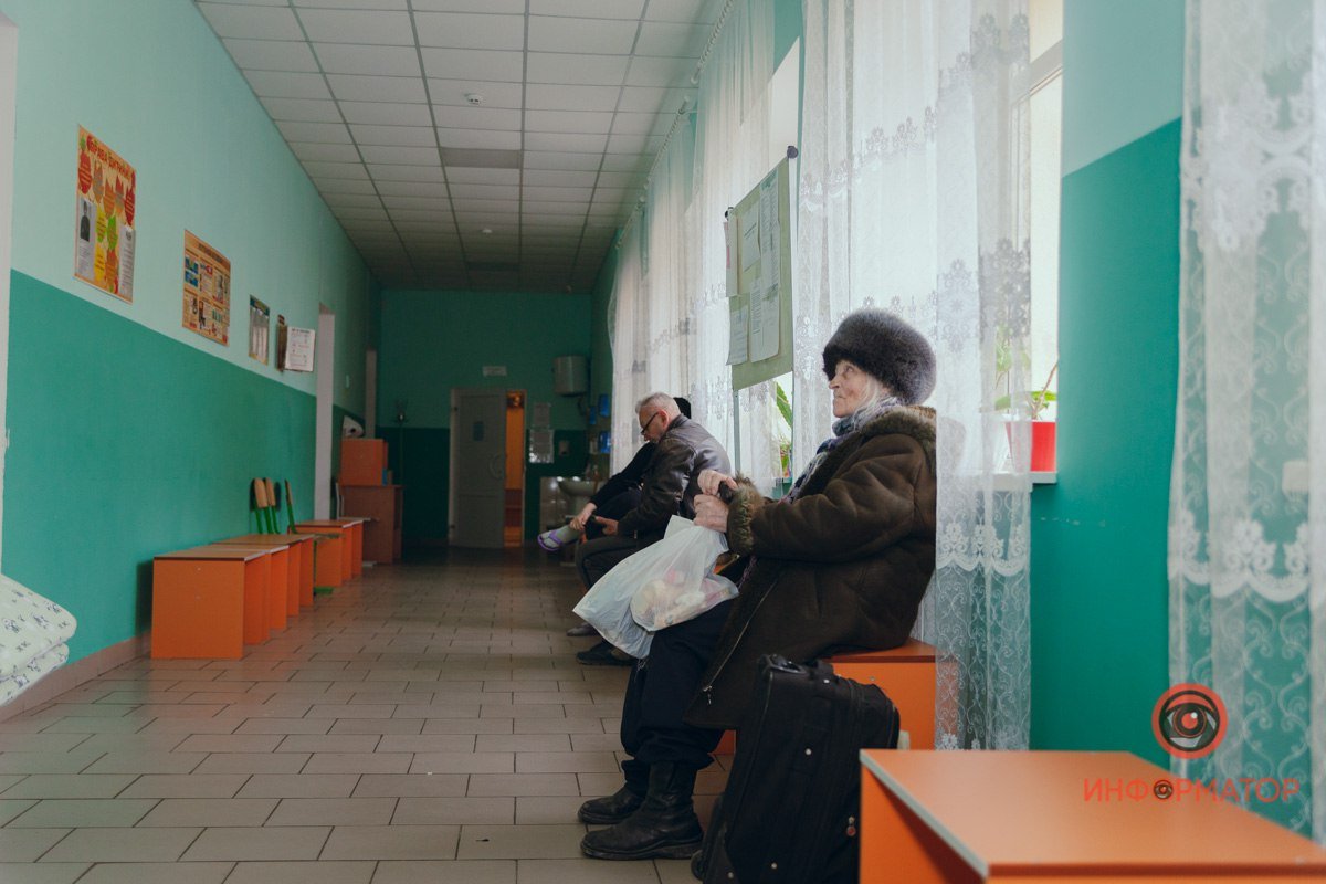 Гаряча евакуація: священик із Волоського вивозить людей з-під обстрілу 12