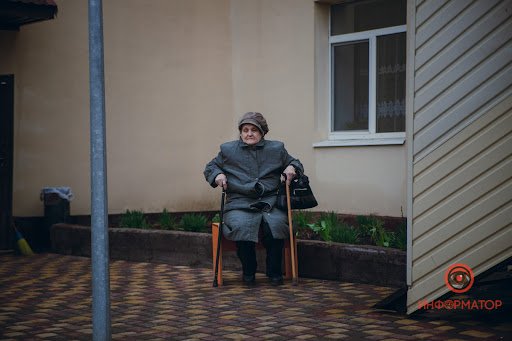 Гаряча евакуація: священик із Волоського вивозить людей з-під обстрілу 13