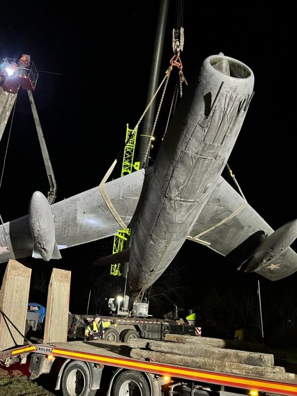 В Тернополе демонтировали памятник советскому самолёту 1