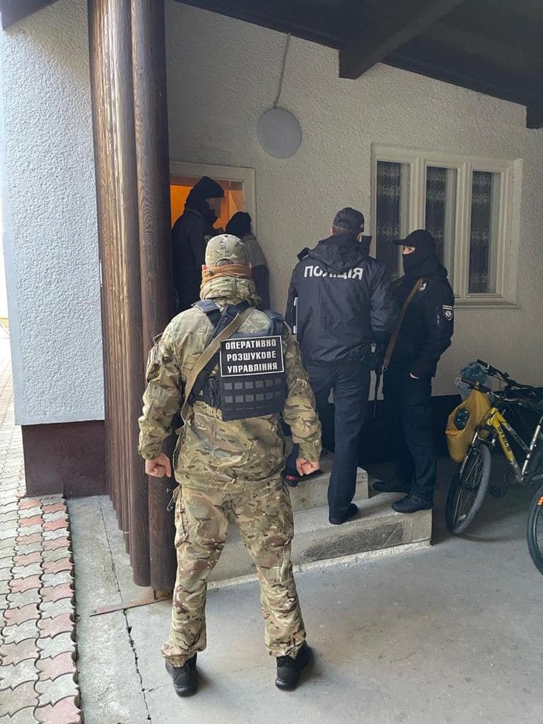 Из Украины пытался выехать мужчина с удостоверением представителя администрации Путина 2