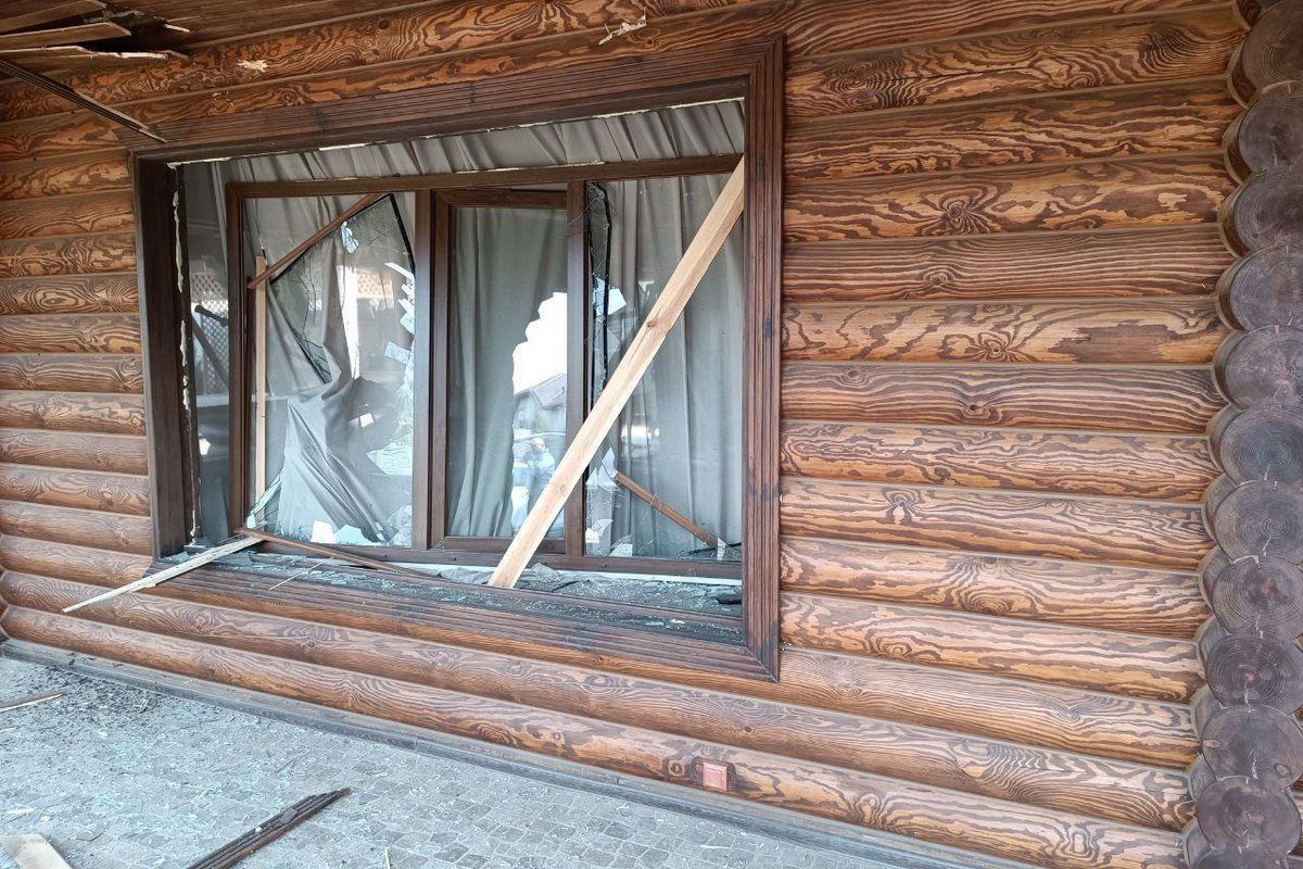 В Запорожье силы ПВО сбили две ракеты оккупантов: осколки упали на жилой квартал — пострадала женщина 1