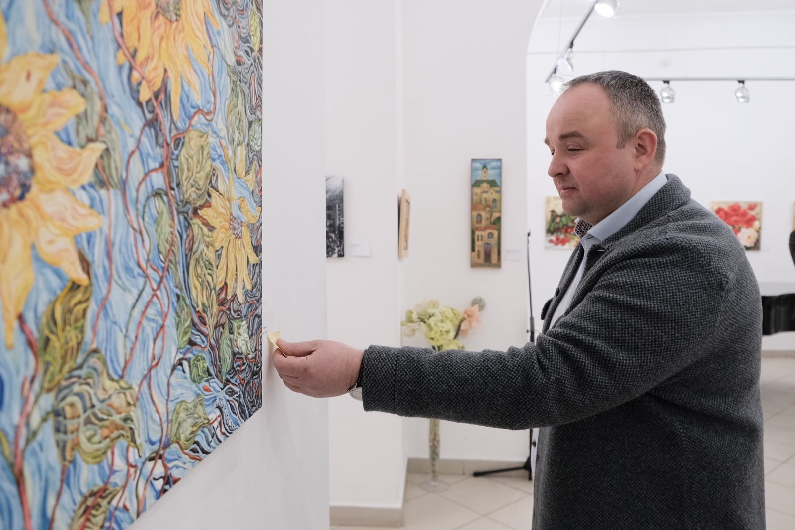 У Чернівцях за кілька годин продали 16 картин та зібрали для ЗСУ 100 тисяч гривень 1