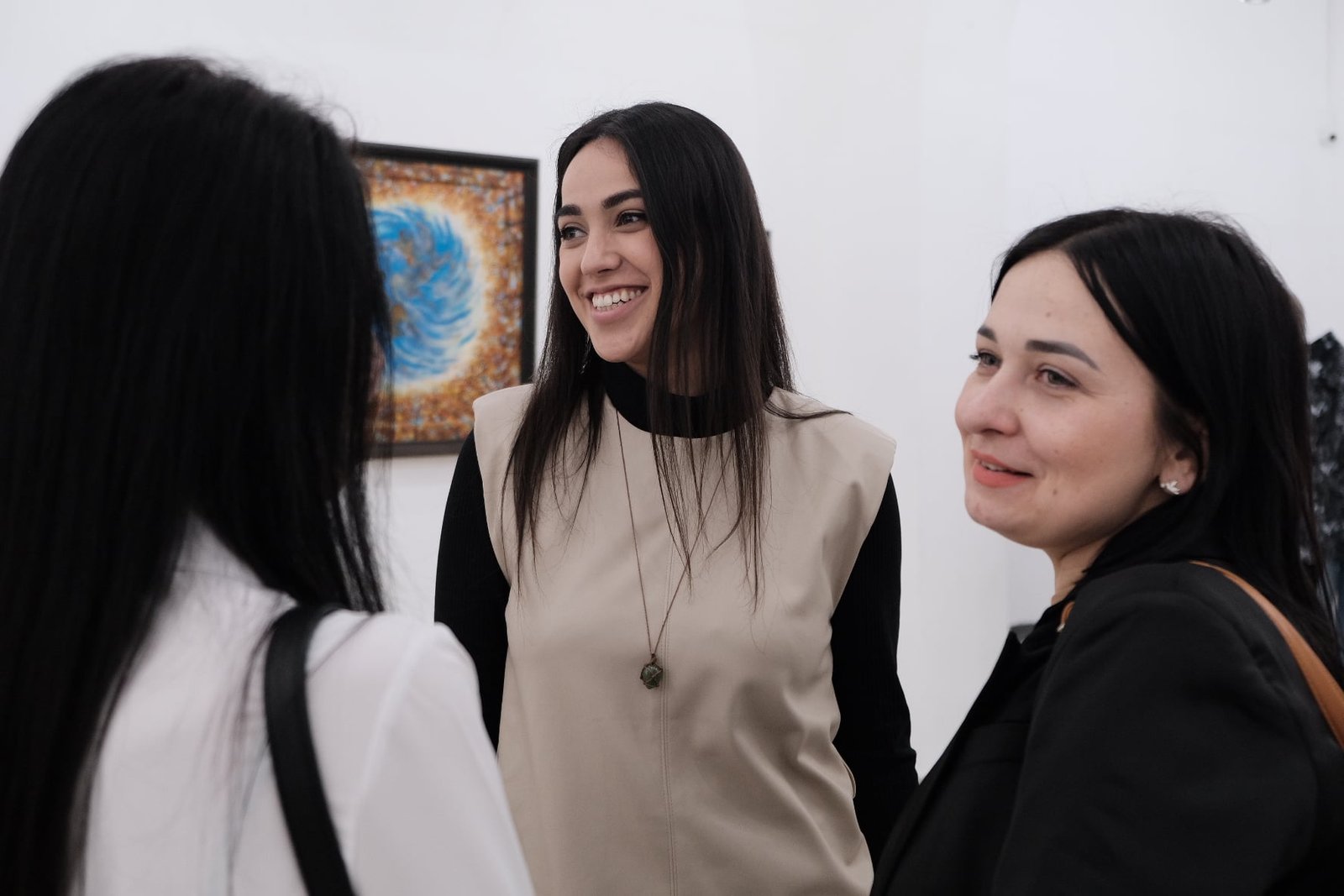 У Чернівцях за кілька годин продали 16 картин та зібрали для ЗСУ 100 тисяч гривень 4