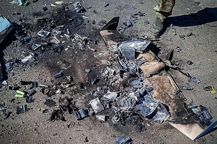 В Луганской области нацгвардеец из автомата Калашникова сбил вражеский беспилотник 2