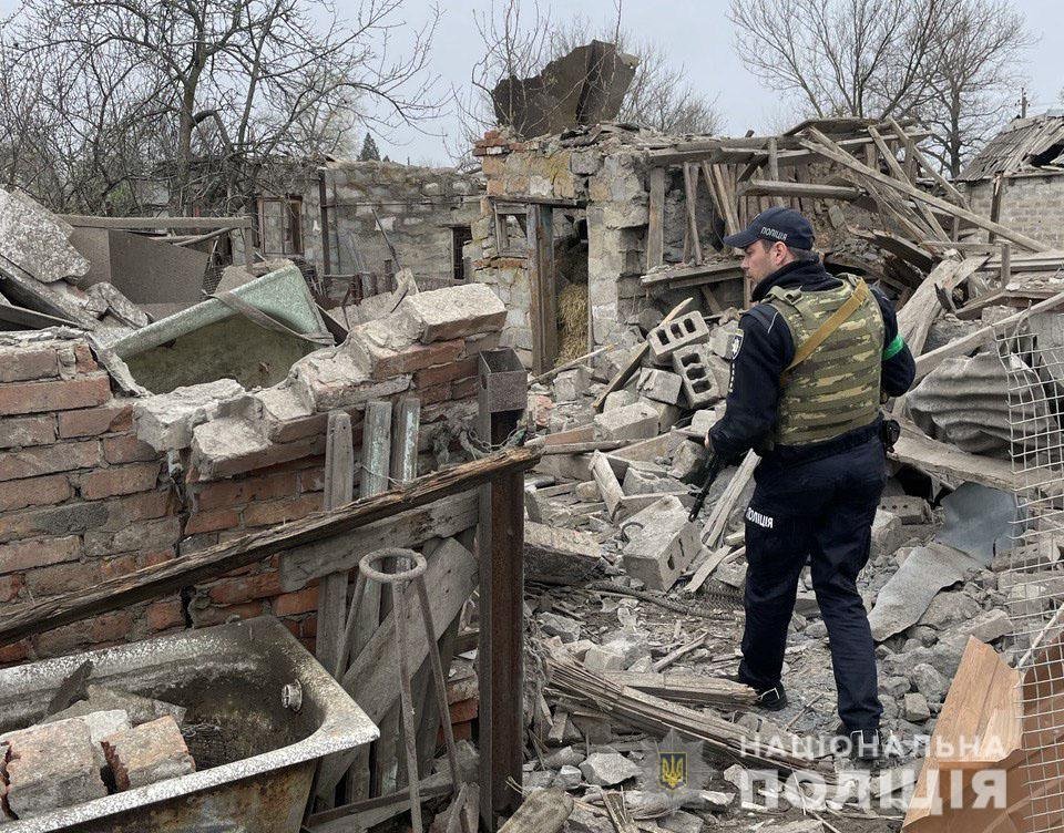 Бойовики за добу обстріляли 12 населених пунктів у Донецькій області: є загиблі та поранені 2