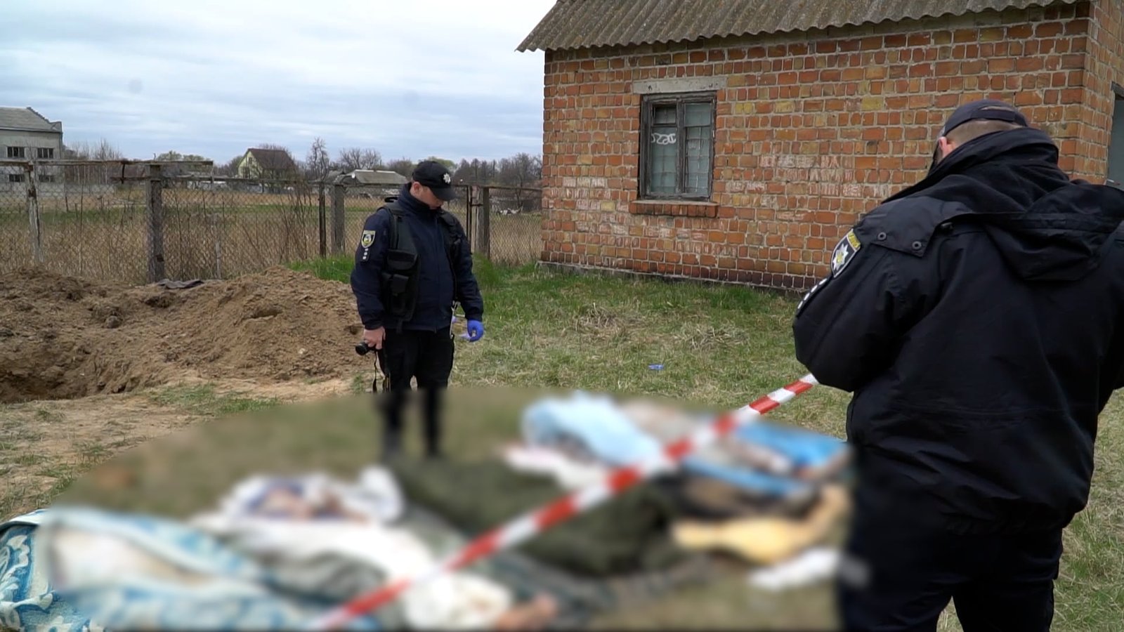 В Бородянке нашли две братские могилы с погибшими от рук российских оккупантов: среди убитых 15-летняя девочка 3