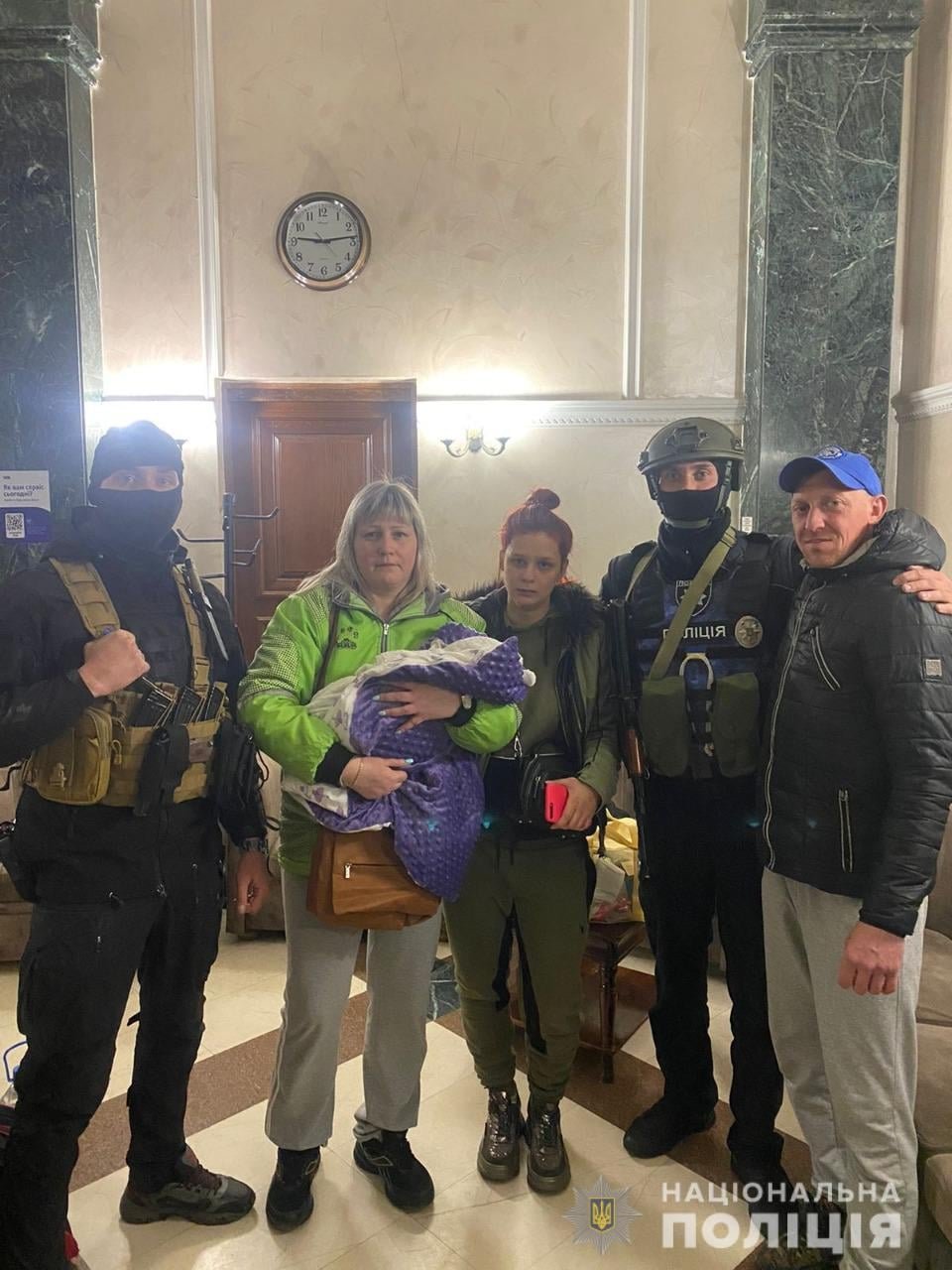 В Харькове полицейские спасли семью из горящего дома, который обстреляли боевики 1