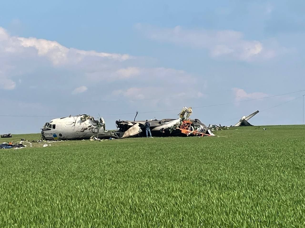Один погибший и двое раненых: новые подробности падения самолёта Ан-26 в Запорожской области 1