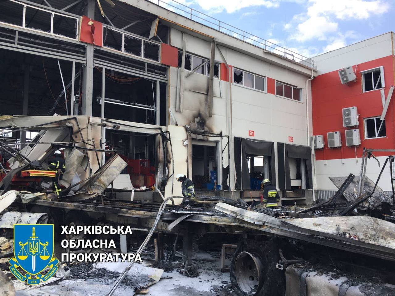 Оккупанты обстреляли предприятие в Харьковской области, возник пожар: один человек погиб, ещё шесть – в больнице 3