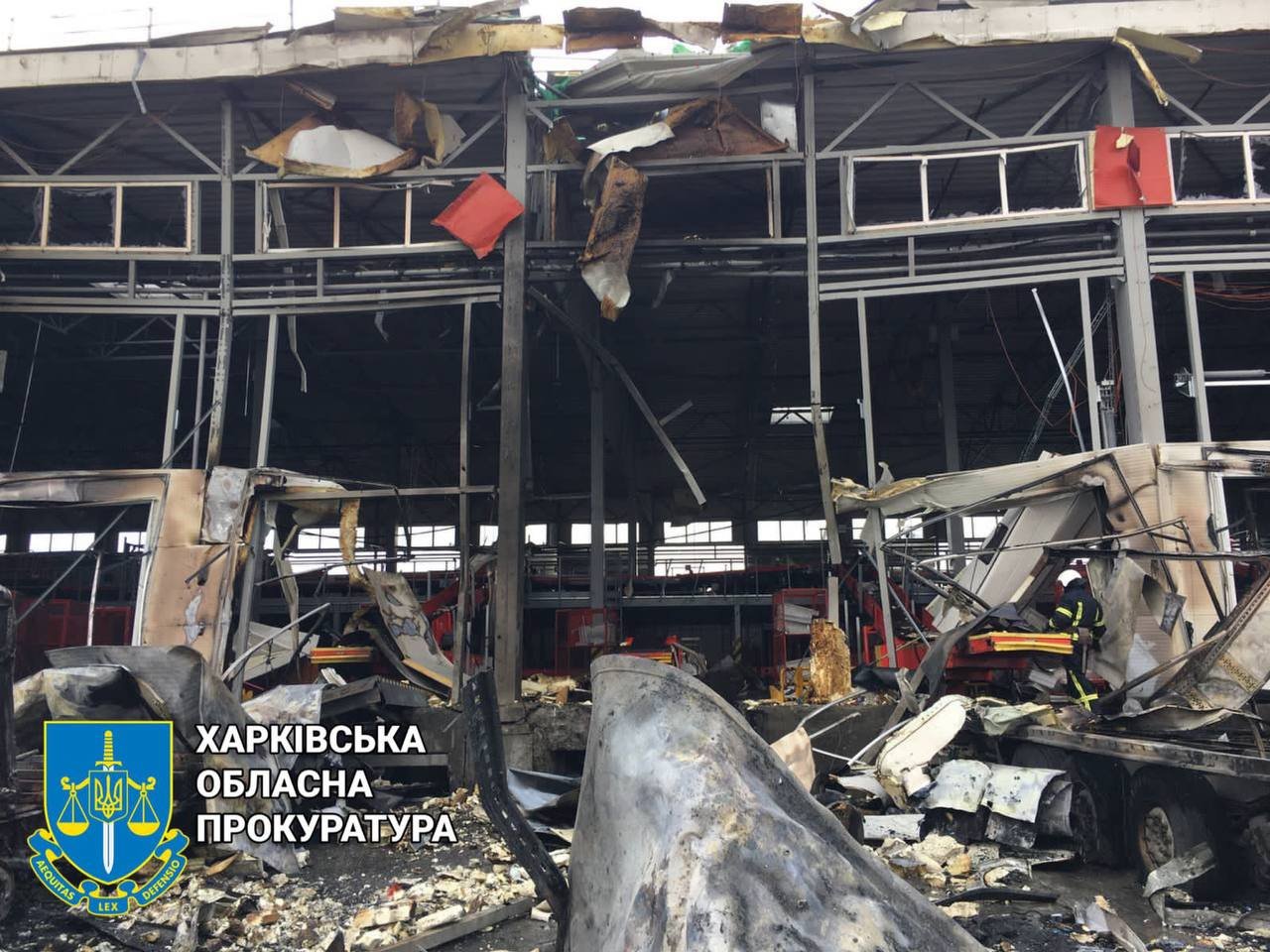 Оккупанты обстреляли предприятие в Харьковской области, возник пожар: один человек погиб, ещё шесть – в больнице 1