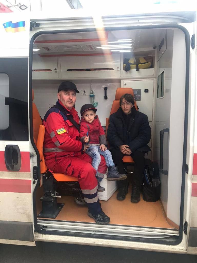 Украинские военные спасли двух детей из Рубежного и нашли их отца 1