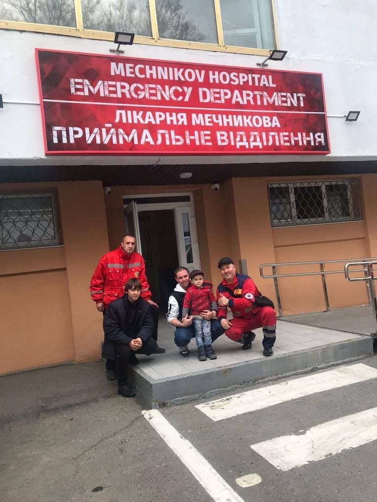 Украинские военные спасли двух детей из Рубежного и нашли их отца 2