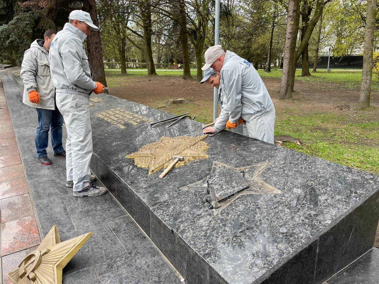 У Луцьку на меморіалі Вічної Слави приберуть радянську символіку та змінять дату початку війни 2