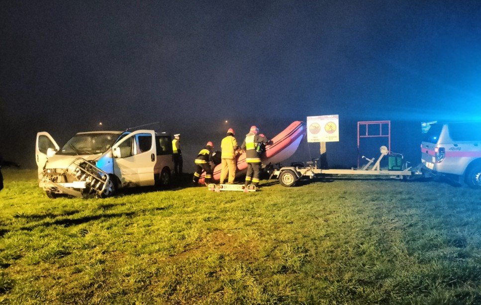 В Польше микроавтобус с украинцами слетел в озеро: погибла девушка 1