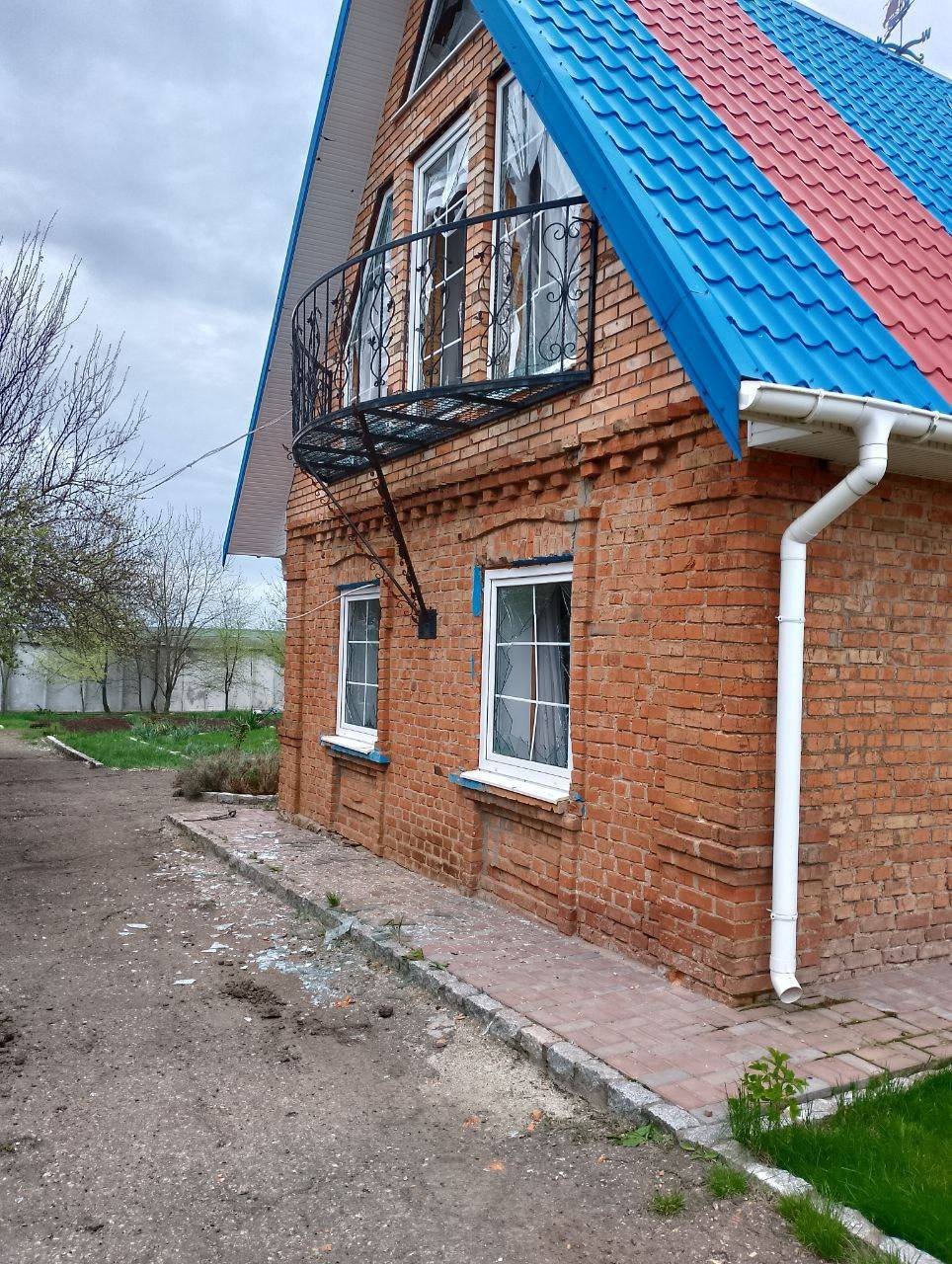 Рашисты обстреляли ферму в Запорожской области: повреждены техника и семена 4