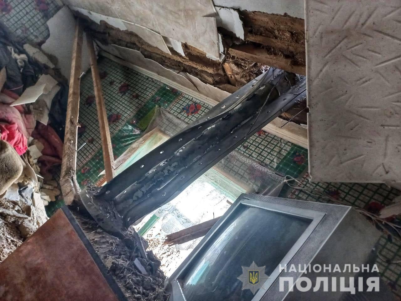 В Донецкой области российский снаряд попал в дом: женщина и трое детей чудом выжили 3