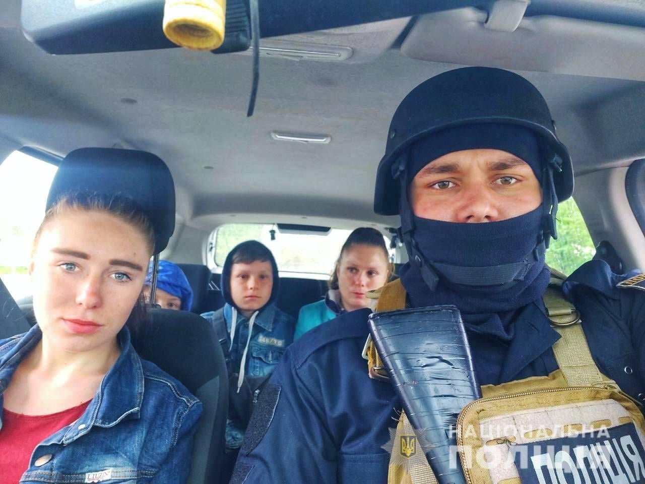 В Донецкой области российский снаряд попал в дом: женщина и трое детей чудом выжили 1