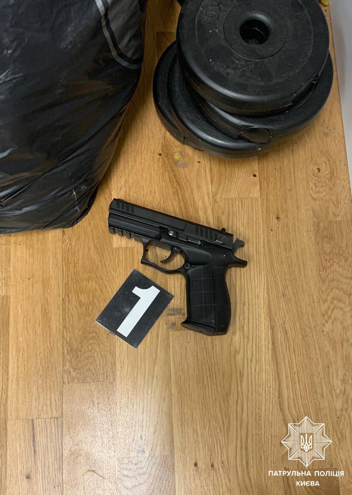 У Києві чоловік кілька разів вистрілив у двох поліцейських: постраждалі у лікарні 2