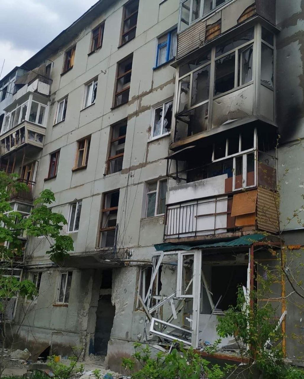 Боевики за сутки 25 раз обстреляли жилые массивы Луганской области: из-под завалов удалось спасти трёх человек 2