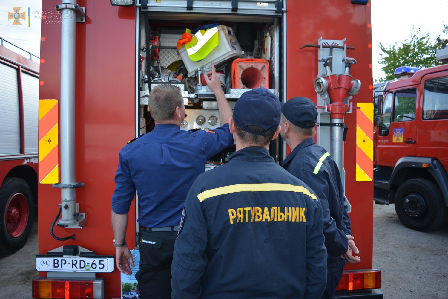Нидерланды передали Украине 7 пожарных машин 3