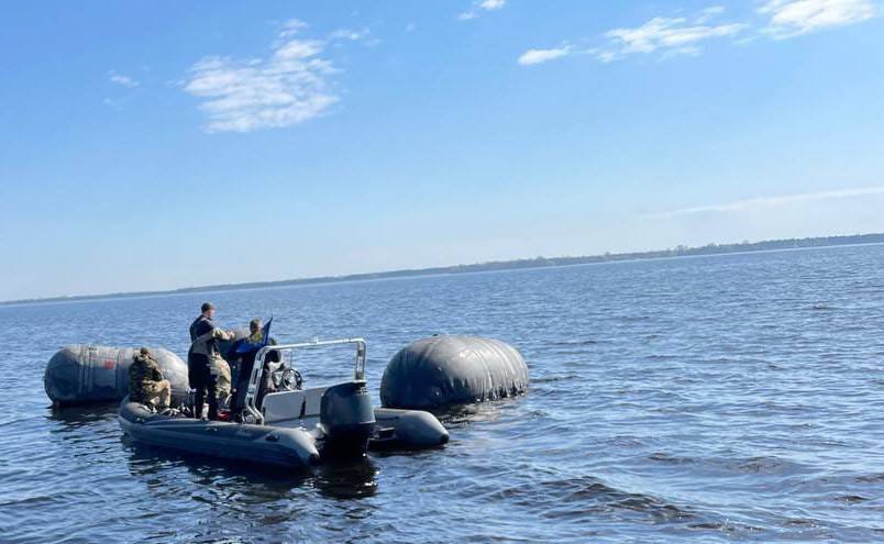 В Киевской области достали из водохранилища сбитый российский вертолёт: видео 1