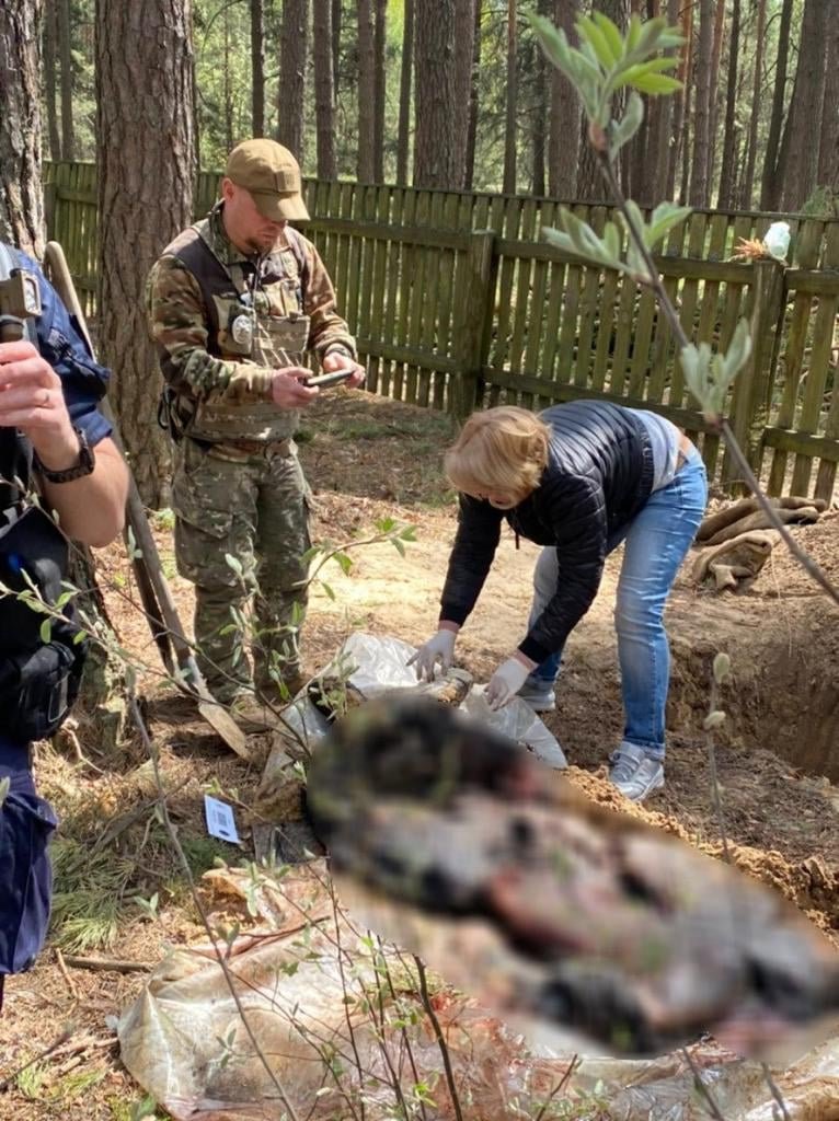 Расстреляли и переехали танком: в Киевской области нашли тела двух парней, жестоко убитых оккупантами 1
