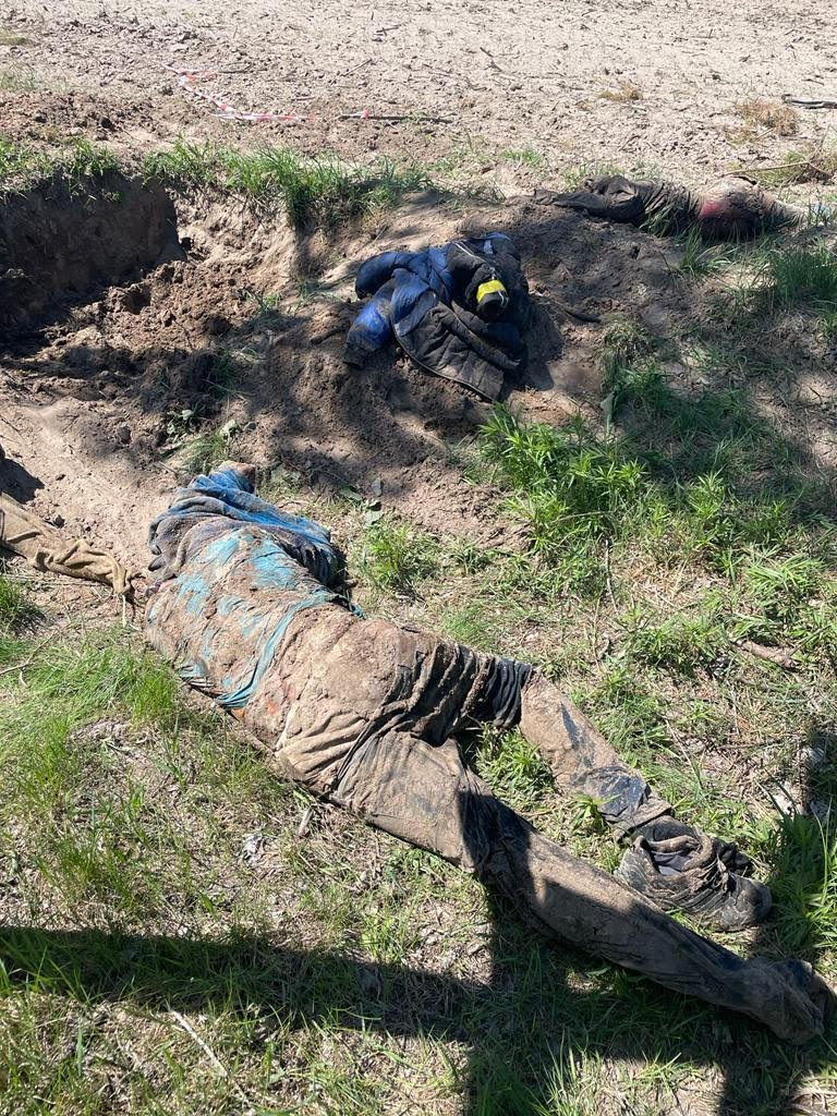 В Киевской области на обочине нашли тела троих мужчин, которых оккупанты убили выстрелами в голову 2