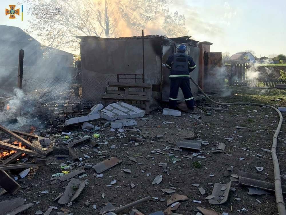 В Николаевской области боевики обстреляли село — загорелся гараж, погиб мужчина 3