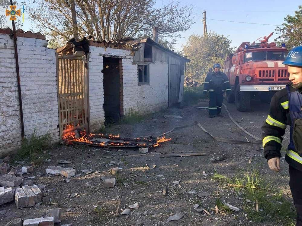 В Николаевской области боевики обстреляли село — загорелся гараж, погиб мужчина 4