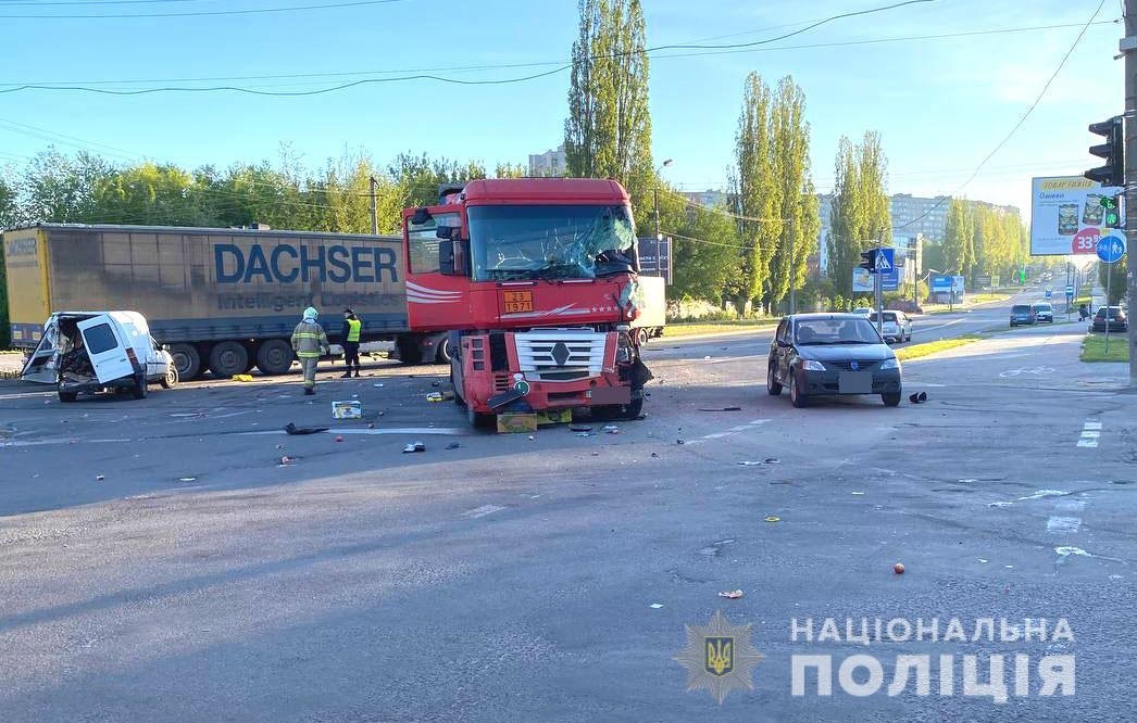 Серйозна аварія з маршруткою у Рівному: четверо постраждалих у лікарні 3