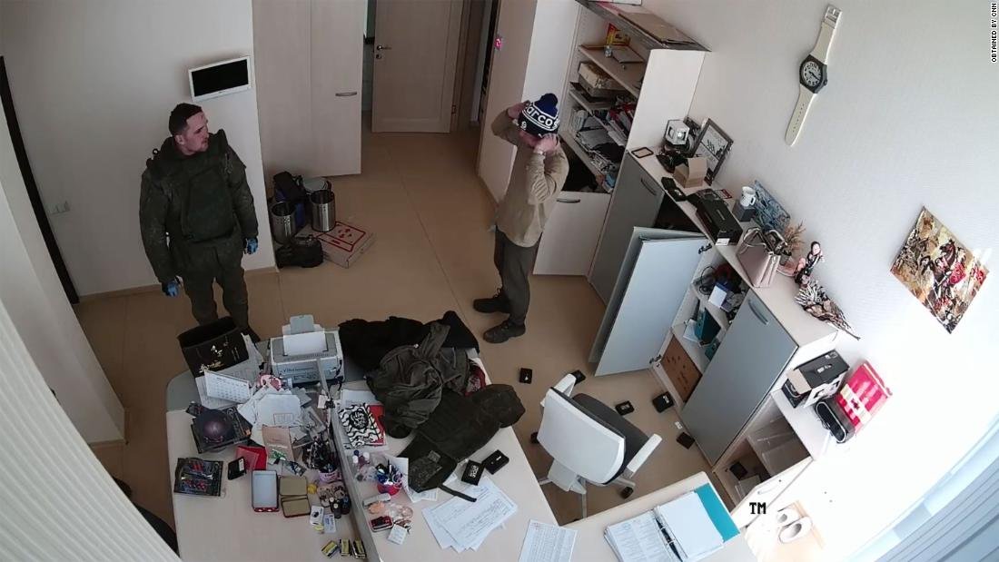 Боевики обыскивают и грабят автосалон
