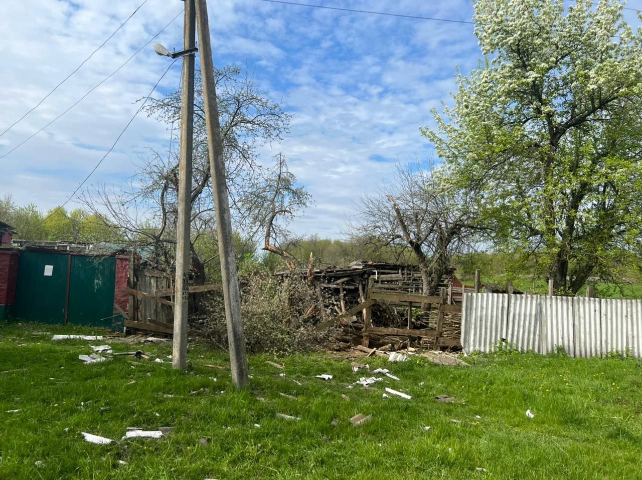 Боевики из артиллерии обстреляли село в Сумской области: погиб мирный житель 4