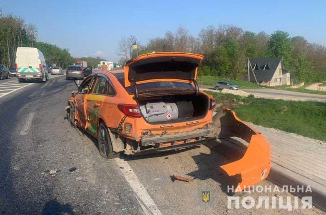 На Тернопільщині жінка з 7 дітьми в салоні влаштувала ДТП: зіткнулися 5 авто та вантажівка, постраждала дитина 2