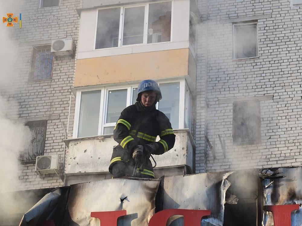 Армія Росії обстріляла Миколаїв: загорівся меблевий магазин, пошкоджено будинки 4