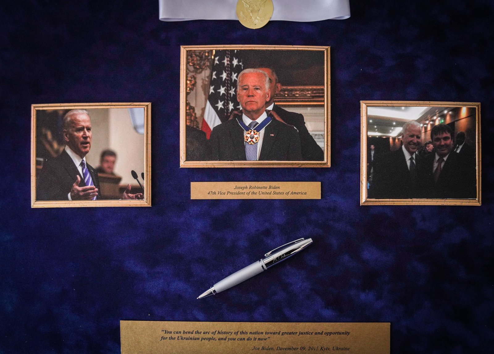 На аукцион выставили ручку, которой Байден подписал закон о ленд-лизе для Украины: деньги отдадут на помощь ВСУ 1