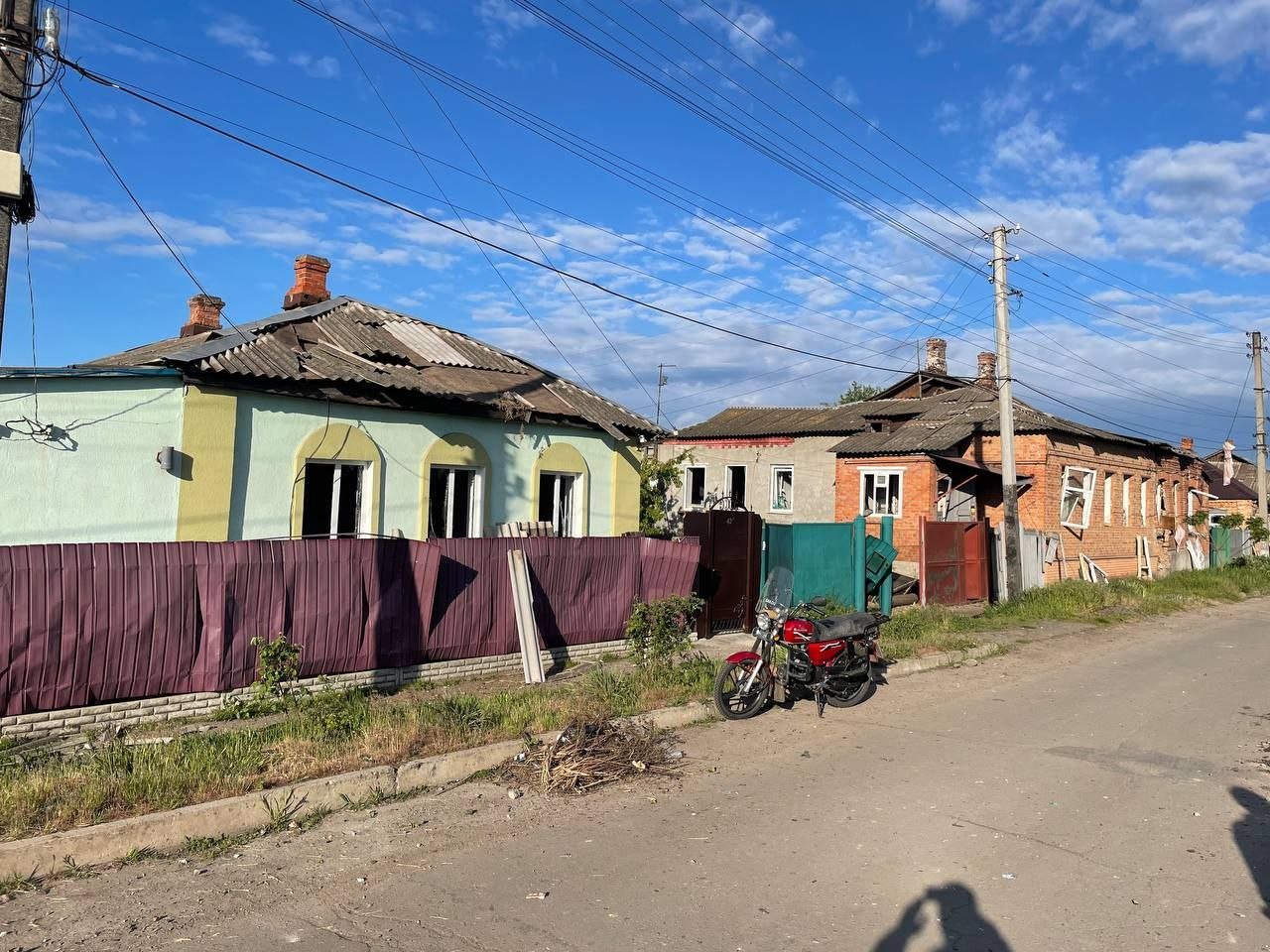 Оккупанты выпустили пять ракет по Ахтырке: ранены 5 человек 6