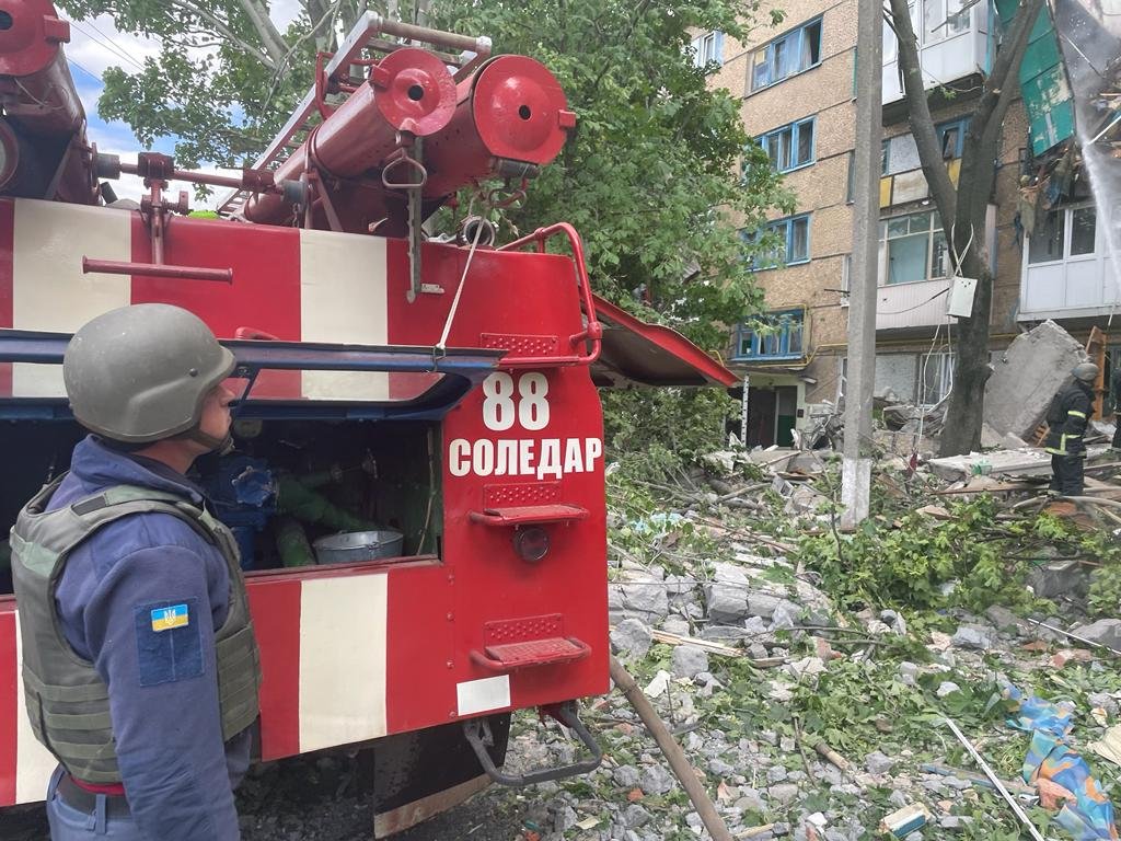 Оккупанты нанесли ракетный удар по Бахмуту и попали в пятиэтажку: из-под завалов достали раненого 9-летнего ребёнка и тело одного погибшего 3