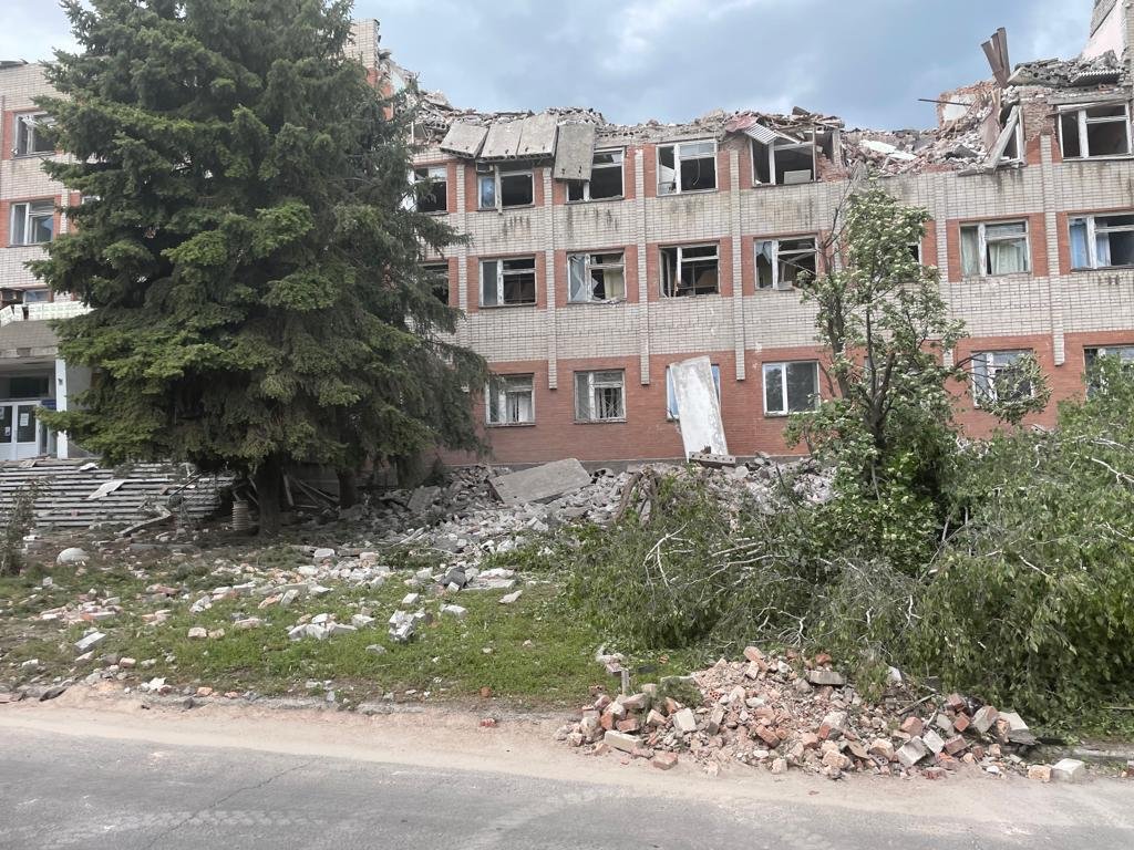 Оккупанты нанесли ракетный удар по Бахмуту и попали в пятиэтажку: из-под завалов достали раненого 9-летнего ребёнка и тело одного погибшего 2