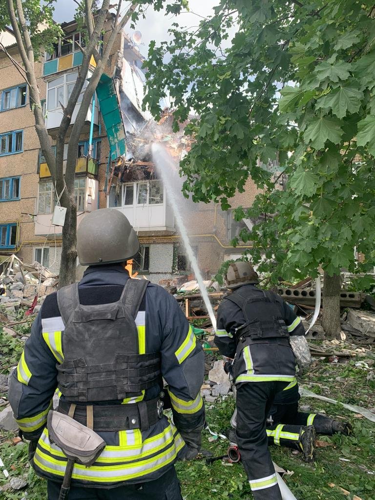 Оккупанты нанесли ракетный удар по Бахмуту и попали в пятиэтажку: из-под завалов достали раненого 9-летнего ребёнка и тело одного погибшего 4